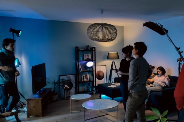 Installation des lumières pour tournage dans appartement à Lyon